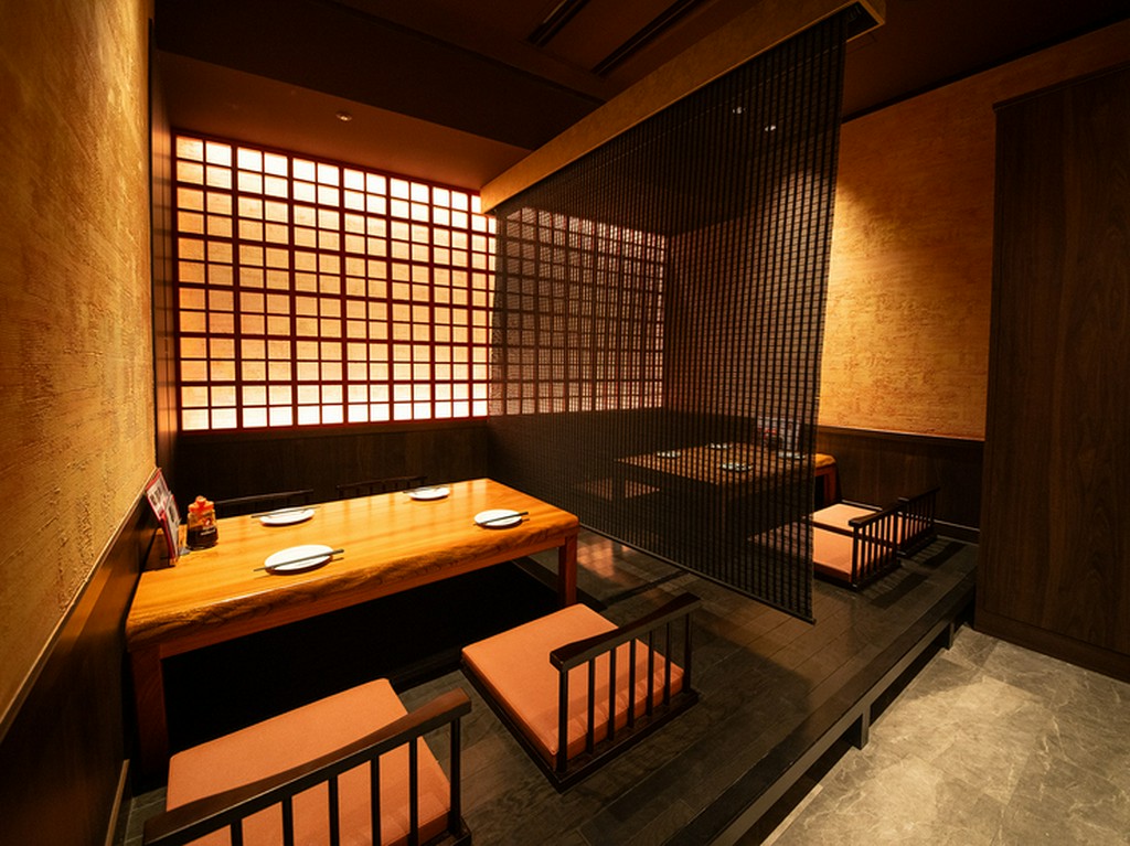 掘りごたつの個室や、テーブル席の半個室もあり様々な集いに