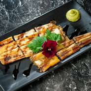 広島湾や瀬戸内海で水揚げされる産地直送の上質な「穴子」を鉄板で焼き上げます。白ワインで蒸し焼きにするので、身がふっくらと風味豊かな味わいに。自家製バルサミコソースのほんのりとした酸味が絶妙な逸品です。