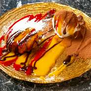 広島名物もみじ饅頭をバターと共に鉄板で焼き、広島レモンの皮も使った、甘酸っぱい自家製アイスと一緒にいただきます。ラズベリーやマンゴー、パッションフルーツ、チョコレートなどのソースで、華やかな一皿に。
