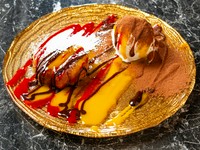 広島名物もみじ饅頭をバターと共に鉄板で焼き、広島レモンの皮も使った、甘酸っぱい自家製アイスと一緒にいただきます。ラズベリーやマンゴー、パッションフルーツ、チョコレートなどのソースで、華やかな一皿に。
