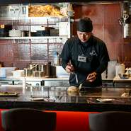 「当店の7つのこだわりは、玉子、麺、キャベツ、ソース、大葉、焼き方、そして雰囲気。仲の良いスタッフが心を込めて接客いたします。寛いでおいしく楽しい時間を過ごしていただければ嬉しいです」と佐々木氏。
