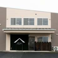 シックな黒暖簾が印象的な【山笑う】は、市内の人気カフェ【かくれ庵sasaki】が新たに開いたお店。ゆったりとした時間が流れる店内では、香り高い『蕎麦』や手づくりこだわったカフェメニューを楽しめます。