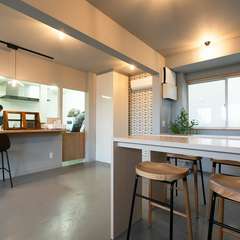 白を基調にしたカウンター席なら、おひとりさまも安心