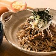 きめ細かなサシが入った山形牛とごぼうを甘辛く炊き上げ、キリッと冷たいお蕎麦の上にたっぷりと。ラー油や魚粉の香りをまとった蕎麦に牛肉の旨みが溶け出したつゆが絶妙にマッチし、箸が止まらないおいしさです。