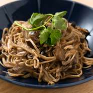 蕎麦好きの佐々木さんが愛する「蕎麦パスタ」は、デュラム小麦粉とそば粉を使用した贅沢な味わい。それぞれに食感が異なる4種のキノコを使用して、醤油ベースの和風ペペロンチーノに仕立てます。