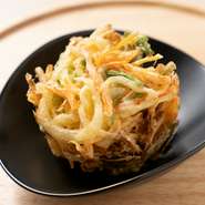 地元の農家さんから仕入れる新鮮野菜を使った一品は『ざる蕎麦』や『かけ蕎麦』のお供にぴったり。春はタケノコ、秋はキノコやクリなど、四季折々の旬の味覚に出合えるのも楽しみです。