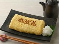 ふわっとろのだし巻き玉子は是非ご賞味いただきたい逸品です。
たまに店名を入れた焼き印が失敗しますがご愛嬌。