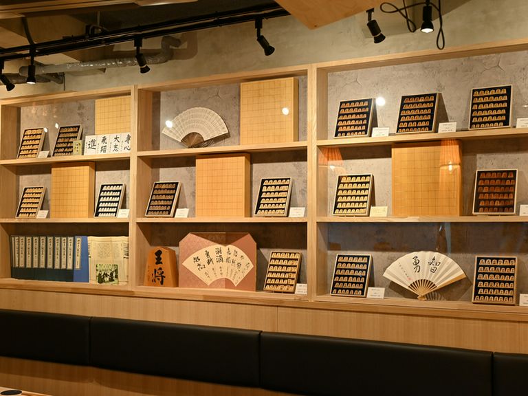 名棋士直筆のアイテム、将棋の駒や将棋盤がずらり