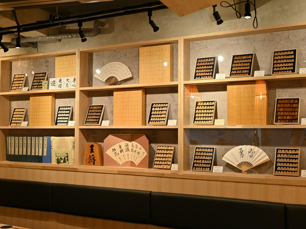 名棋士直筆のアイテム、将棋の駒や将棋盤がずらり