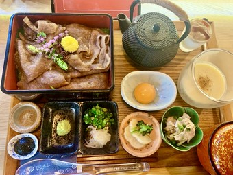 本日の食材で作る贅沢御膳。
1プレートでご用意いたします。
コースではなく定食とお考え下さい。