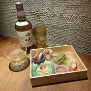 今宵出合う一杯に、異なる表情を与えるフードメニュー。こちらは、お店で燻した燻製を少しずつ楽しめる『燻製盛り合わせ』。燻製ごとに異なる味わいと食感で、“お気に入り”をさらに奥深い体験に変えてくれます。