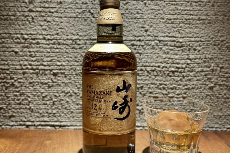 SUNTORY WHISKY BOTTLE BAR BAR GARBO