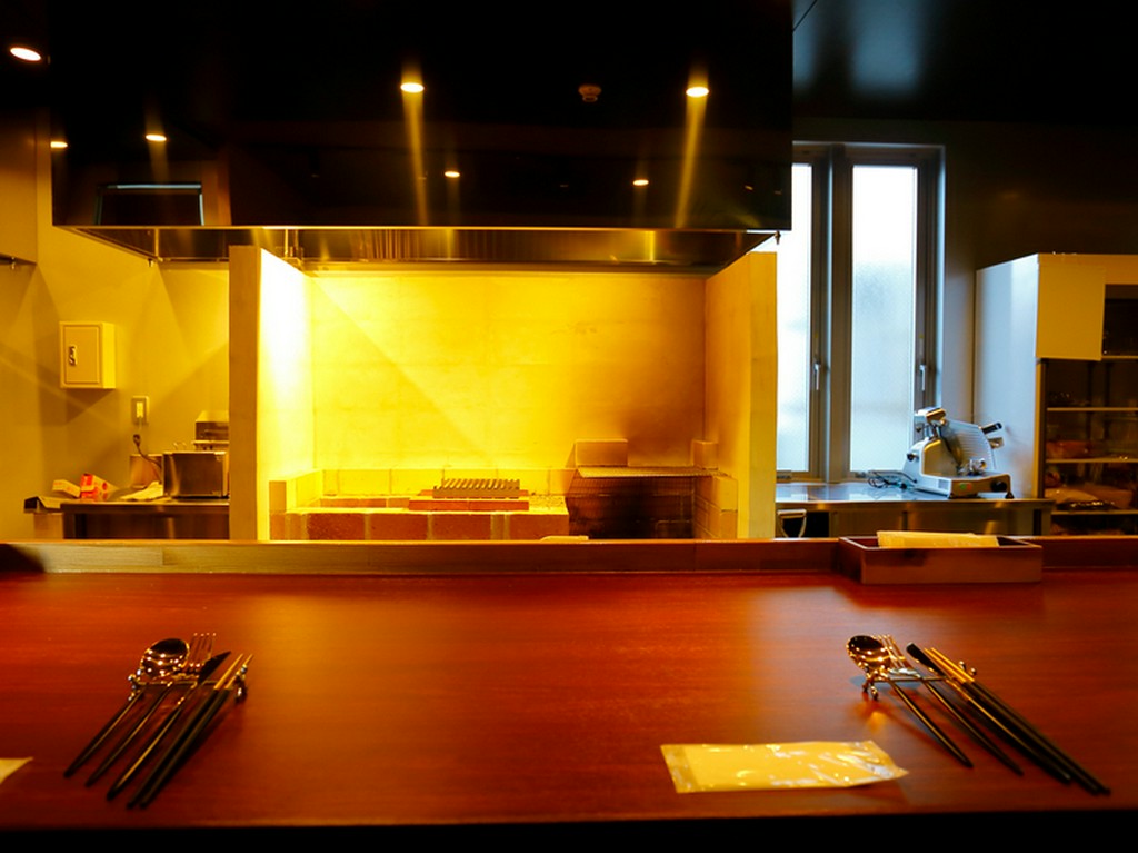 デートからグループ利用にも対応可能な、隠れ家的一軒