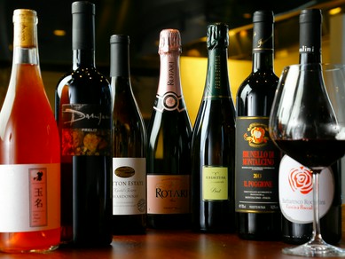 約70種の豊富なワイン。グラスワインも充実