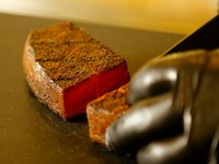 その日の食材を中心とした、13~15品のおまかせコース料理です。詳細はコースタブにてご紹介中です。