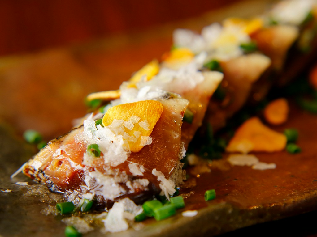 旬の鮮魚を使った『魚の藁焼き』