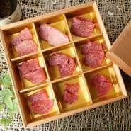 山形牛をメインに、日本各地の特上の牛肉を使用。「特上牛肉をよりあじわってほしい」というお店の意向により、肉の旨みを堪能できるように、タレではなく塩、醤油、ワサビでいただきます。