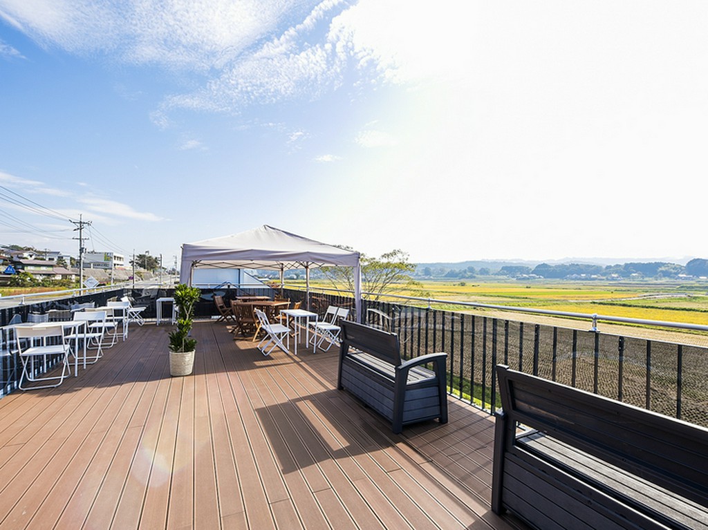 店舗2階のテラス席は、豊かな自然を満喫できる特等席