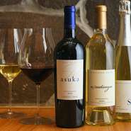 串揚げと絶妙なマリアージュを奏でるのが選りすぐりのワインです。ワイン通にも定評が高いバリエーション豊かなラインナップ。洗練された雰囲気の中、串揚げの繊細な風味がワインと相まって心地よい余韻を残します。