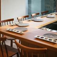 サクサクの衣で包まれた創作串揚げや美味なる調和が、心を満たします。臨場感と共に過ごせるカウンター席は、デートにも人気。洗練された雰囲気と共に格別なおいしさを分かち合い、特別な思い出をつくりましょう。