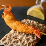 オリジナルブレンドの揚げ油で仕上げ、一口食べれば鮮やかな香りと豊かな風味が広がります。車海老のプリプリとした食感がサクサクの衣とのハーモニーを奏で、絶妙な食べごたえを楽しめる逸品です。