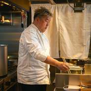 自身の食欲をそそる素材選びや、ゲストを迎え入れるサービスなど、大切な人と接するような思いで接客。堅苦しさを感じず、和やかに過ごせる空間づくりも大切にされています。