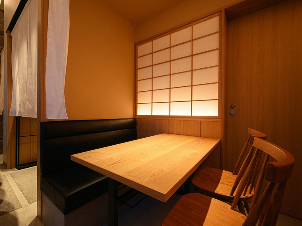 デートや会食でも、気負わずに揚げたての串を堪能