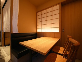 デートや会食でも、気負わずに揚げたての串を堪能