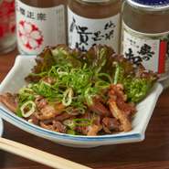 鶏肉を炒めて、ポン酢でいただく兵庫県姫路市の名物料理。契約している養鶏場から届く親鳥のモモ肉が使われており、程良い歯ごたえがクセになります。