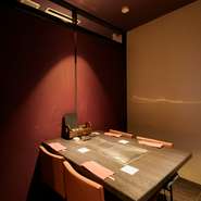 特別な食事にふさわしい特別なデザートプレートを、シェフが丁寧につくり上げます。コース・アラカルトを問わずオーダーが可能です。メッセージの内容などは予約時に相談を。