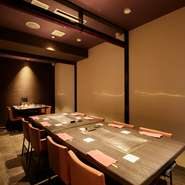 カウンターの目の前には大きな鉄板が設えられ、シェフの手掛ける料理を眺めつつ食事を楽しめます。商談を交えながらの会食には、隣席を気にせず過ごせる個室がお誂え向き。最大で35名までの貸切にも対応可能です。