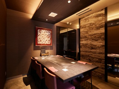 食事や会話をゆったりと楽しめる、落ち着きのある空間