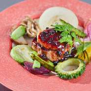 フランス料理を代表する一皿です。フォアグラも熟成牛も鉄板で焼き上げるのが同店のこだわりのポイント。お皿に盛付ける沖縄の野菜が、美しい彩りをプラスしています。