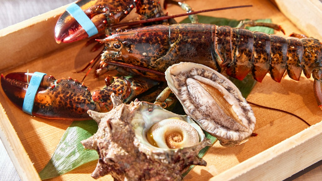 生けすから取り出したばかりの新鮮な魚介を鉄板で味わう『海の幸』