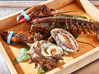 生けすから取り出したばかりの新鮮な魚介を鉄板で味わう『海の幸』