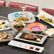 希少な石垣牛や沖縄ならではの野菜など、このエリアならではの素材を積極的に買い付け。県北部に位置する名護市の農家と直接契約し、彩り豊かな旬の野菜を日々入手しています。