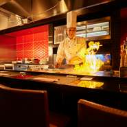 訪れた人がそれぞれのシチュエーションを満喫できることがモットー。料理を味わうスピードや会話の状況などを鑑みつつ、ホールのスタッフと協力し、満足できる時間となるよう心がけているそうです。