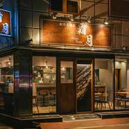 外観・内装のテイストはカフェやバーのような印象ながらも、あくまでも伊藤氏たちが目標にしているのは“居酒屋”という存在。親しみやすさ・過ごしやすさを大切に、日常使いできる身近なお店を目指しています。