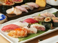 旬の鮨、国産黒毛和牛、タラバガニ、大山鶏など、すべて「おかわり自由」で日本の美味を味わい尽くす！