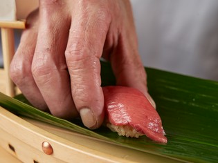 豊洲直送の輝くネタ。季節ごとに産地を厳選する『本鮪の握り』