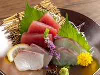 テーブルに彩りを与えてくれる華やかな一皿。旬の鮮魚の盛り合わせ『三種盛り』