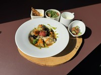 しろ・柔らかな鶏肉をメインに、やさしい味わいが広がる一皿。
メインが鶏肉料理　【ワンプレート共通】小鉢２つ・スープ・サラダ・大樂堂のパンおかわり自由
※当日のご予約は準備できない可能性がございます。