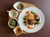 きいろ・旬の魚を主役に旨みを引きだすヘルシーで華やかな一皿。
メインが魚料理　【ワンプレート共通】小鉢２つ・スープ・サラダ・大樂堂のパンおかわり自由
※当日のご予約は準備できない可能性がございます。