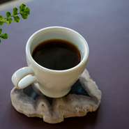 鮮度、香り、味にこだわったイロハーブ自慢のホットコーヒー。
オブスキュラ社の最高品質コーヒー豆を、オーダーごとに焙煎→
ドリップしてご提供しております。香ばしい香りと透き通るような酸味を味わえます。