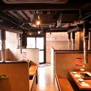 東急世田谷線「世田谷駅」から徒歩数分という好立地にある焼肉店。一歩足を踏み入れるとシックな色調の店内が広がり、オシャレな雰囲気に包まれています。モダンで落ち着いた内装は、まさに大人の隠れ家です。