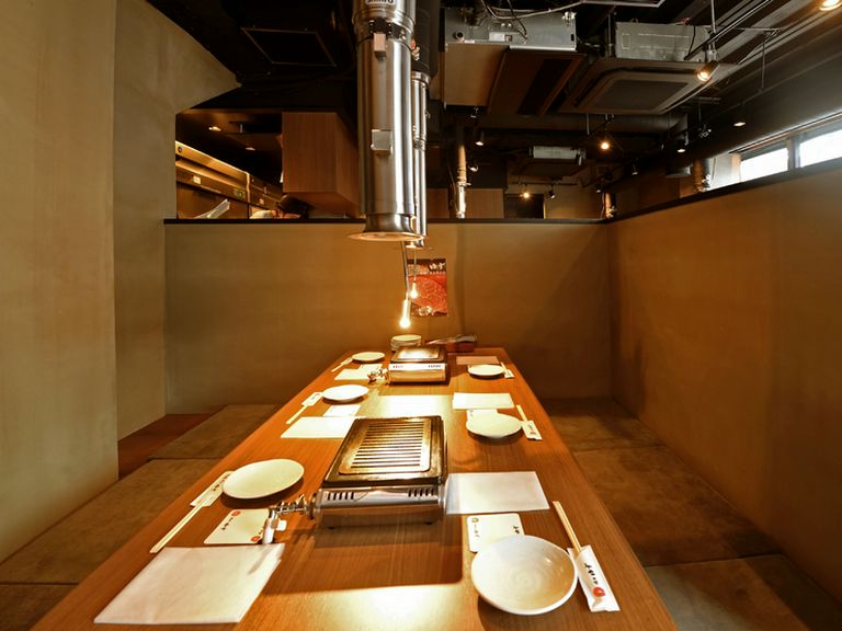 周囲を気にせずに焼肉を味わえる、間仕切りを備えた座席