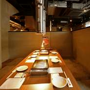 店内には、掘りごたつ、個室、座敷が完備されており、各席はプライベート感を重視した区切りのあるスタイル。スタッフの丁寧なサービスや細やかな心遣いも、リラックスタイムに一役買っています。