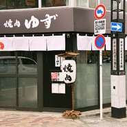 駅から徒歩すぐという便利な場所にあり、家族連れにも好評です。キッズメニューもあり、各席がプライベート感を大切にした設計なのも魅力的。周りの目を気にせず、ゆっくりと食事を楽しむことができます。