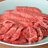 上カルビ・カルビ・ハラミ・ロース・本日の赤肉など
上ロースはサシが少ない部分を使用し、柔らかく、さっぱりとした食感が特徴です。自家製のタレを添えると、味わいが一層深まります。