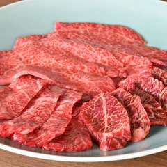 肉の強いおいしさが、しっかりと感じられる『赤肉（赤）盛り　2人前』